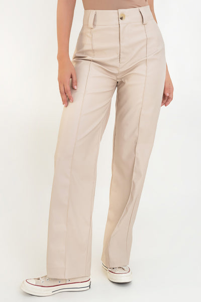 Pantalón de efecto piel, fit wide leg, cintura alta con pretina y trabillas, detalle de raya frontal con costura y cierre frontal con botón en contraste y cremallera oculta.