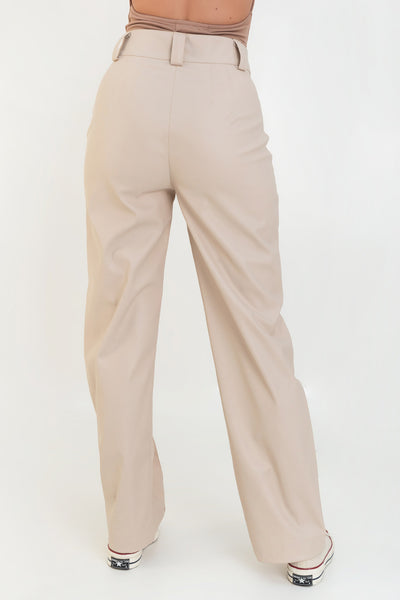 Pantalón de efecto piel, fit wide leg, cintura alta con pretina y trabillas, detalle de raya frontal con costura y cierre frontal con botón en contraste y cremallera oculta.