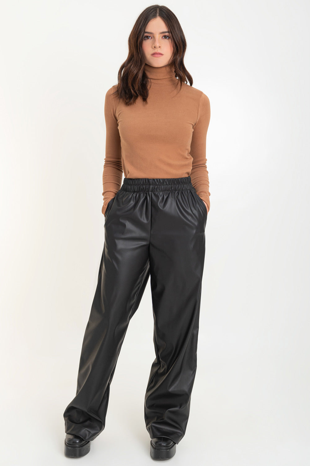 Pantalón de efecto piel, fit wide leg, cintura alta con pretina elástica y bolsillos delanteros.