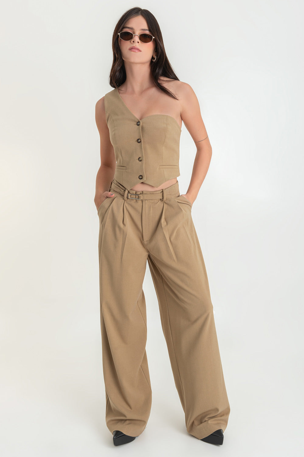 Pantalón de fit wide leg, cintura alta con pretina elástica posterior, trabillas, cinturón con hebilla en contraste, pinzas frontales, bolsillos delanteros, cierre frontal con broche y cremallera oculta.