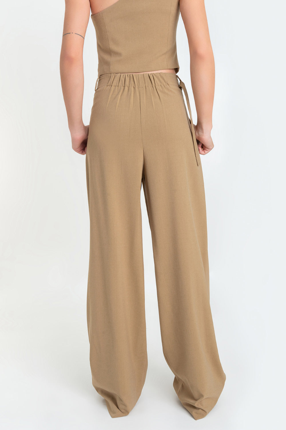 Pantalón de fit wide leg, cintura alta con pretina elástica posterior, trabillas, cinturón con hebilla en contraste, pinzas frontales, bolsillos delanteros, cierre frontal con broche y cremallera oculta.