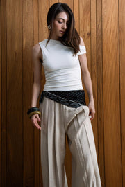 Pantalón de fit palazzo, cintura alta con pretina elástica, bolsillos delanteros y pinzas frontales.