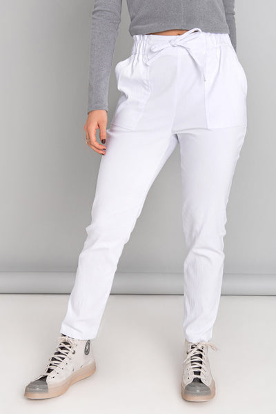 Pantalón de fit recto, cintura alta paper bag con pretina elástica y jareta ajustable frontal, bolsillos delanteros y posteriores de parche.