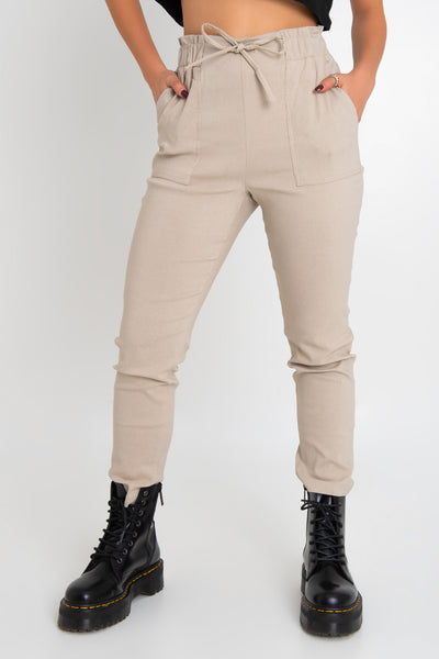 Pantalón de fit recto, cintura alta paper bag con pretina elástica y jareta ajustable frontal, bolsillos delanteros y posteriores de parche.