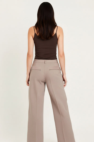 Pantalón de fit recto, cintura media con pretina y trabillas, detalle de raya frontal, bolsillos delanteros y posteriores decorativos con cartera. Cierre frontal con broche y cremallera ocultos.