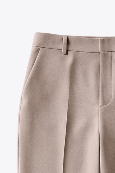 Pantalón de fit recto, cintura media con pretina y trabillas, detalle de raya frontal, bolsillos delanteros y posteriores decorativos con cartera. Cierre frontal con broche y cremallera ocultos.