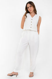 Pantalón de fit recto, cintura alta con pretina elástica posterior, pinzas frontales, bolsillos delanteros, vivo decorativo posterior y doblez en bajo. Cierre frontal con broche y cremallera ocultos.