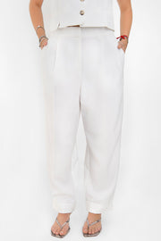 Pantalón de fit recto, cintura alta con pretina elástica posterior, pinzas frontales, bolsillos delanteros, vivo decorativo posterior y doblez en bajo. Cierre frontal con broche y cremallera ocultos.