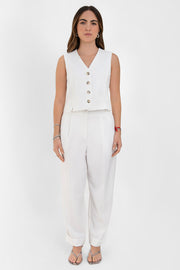 Pantalón de fit recto, cintura alta con pretina elástica posterior, pinzas frontales, bolsillos delanteros, vivo decorativo posterior y doblez en bajo. Cierre frontal con broche y cremallera ocultos.