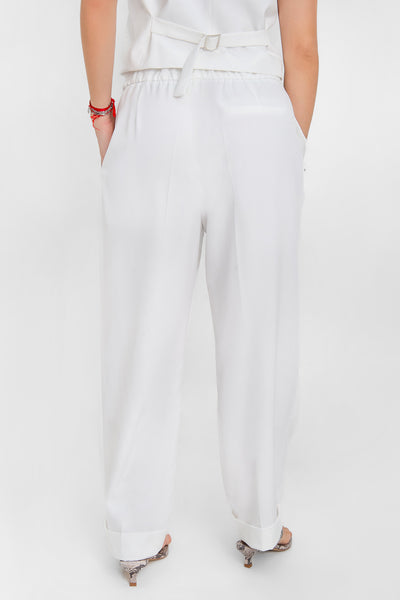 Pantalón de fit recto, cintura alta con pretina elástica posterior, pinzas frontales, bolsillos delanteros, vivo decorativo posterior y doblez en bajo. Cierre frontal con broche y cremallera ocultos.