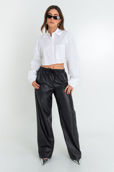Pantalón de fit recto, efecto piel, bolsillos delanteros, cintura alta con pretina elástica y jareta frontal ajustable.