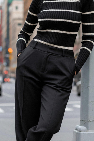 Pantalón de fit recto, cintura alta con pretina y trabillas, bolsillos delanteros y posteriores con cartera, raya frontal, cierre con broche y cremallera oculta.