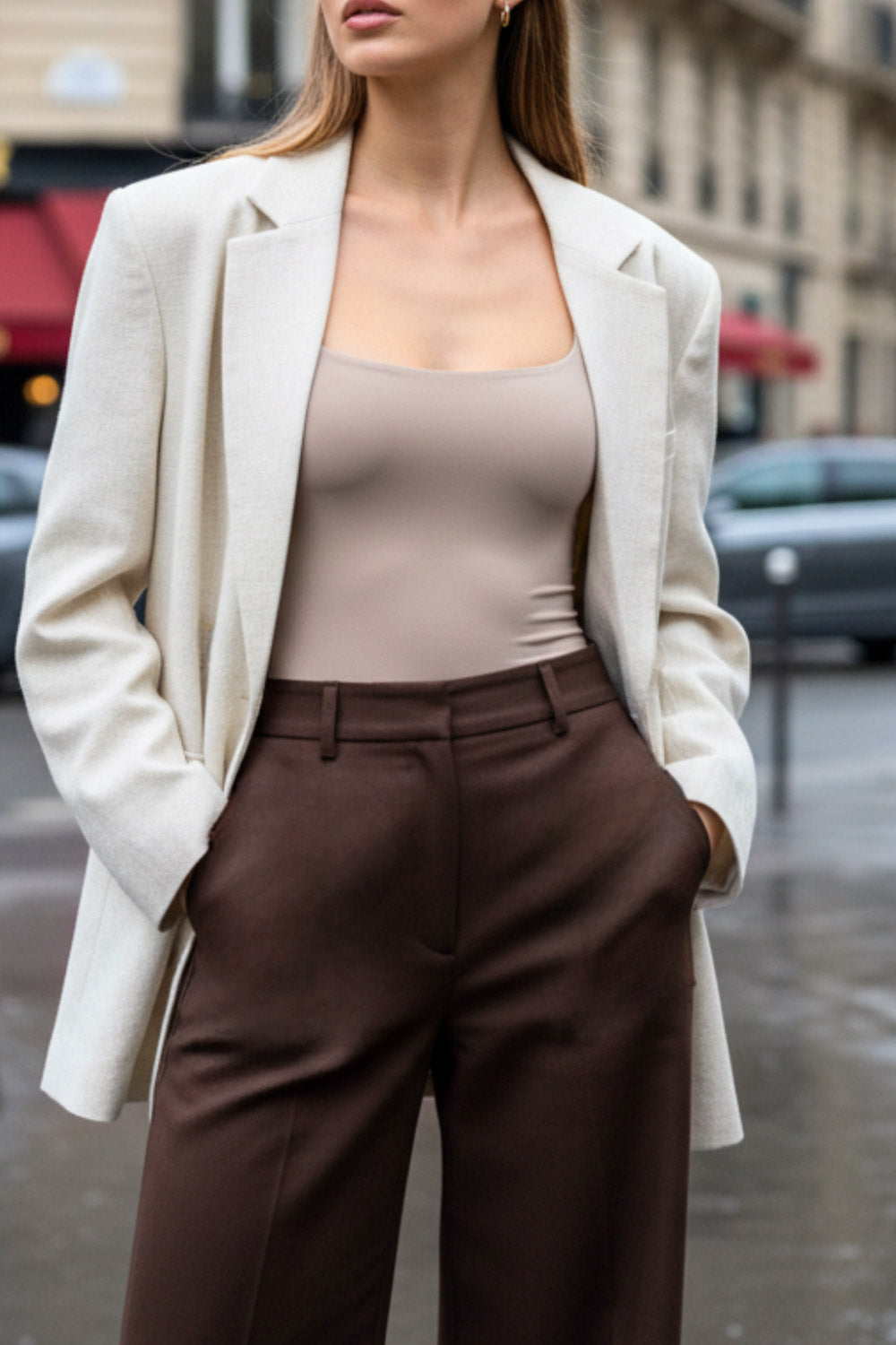 Pantalón de fit recto, cintura alta con pretina y trabillas, bolsillos delanteros y posteriores con cartera, raya frontal, cierre con broche y cremallera oculta.