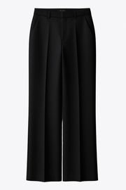 Pantalón de fit recto, cintura alta con pretina y trabillas, bolsillos delanteros y posteriores con cartera, raya frontal, cierre con broche y cremallera oculta.