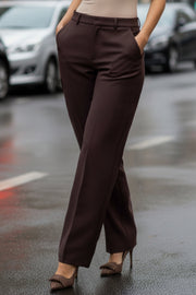 Pantalón de fit recto, cintura alta con pretina y trabillas, bolsillos delanteros y posteriores con cartera, raya frontal, cierre con broche y cremallera oculta.