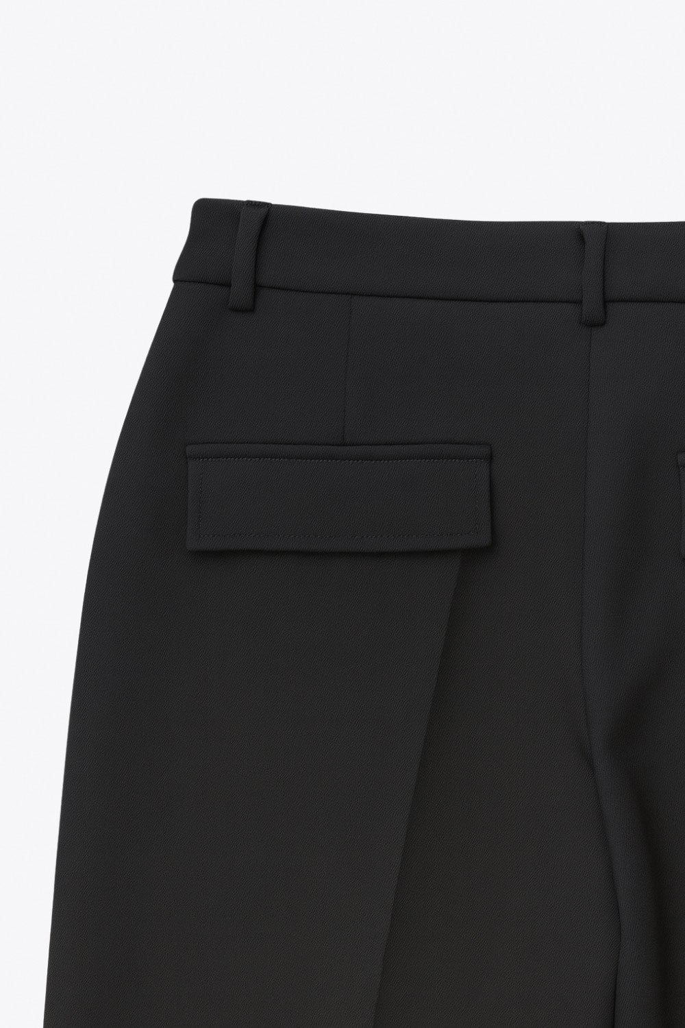 Pantalón de fit recto, cintura alta con pretina y trabillas, bolsillos delanteros y posteriores con cartera, raya frontal, cierre con broche y cremallera oculta.