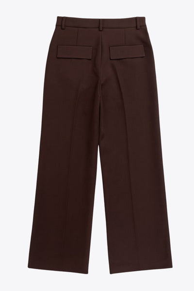 Pantalón de fit recto, cintura alta con pretina y trabillas, bolsillos delanteros y posteriores con cartera, raya frontal, cierre con broche y cremallera oculta.