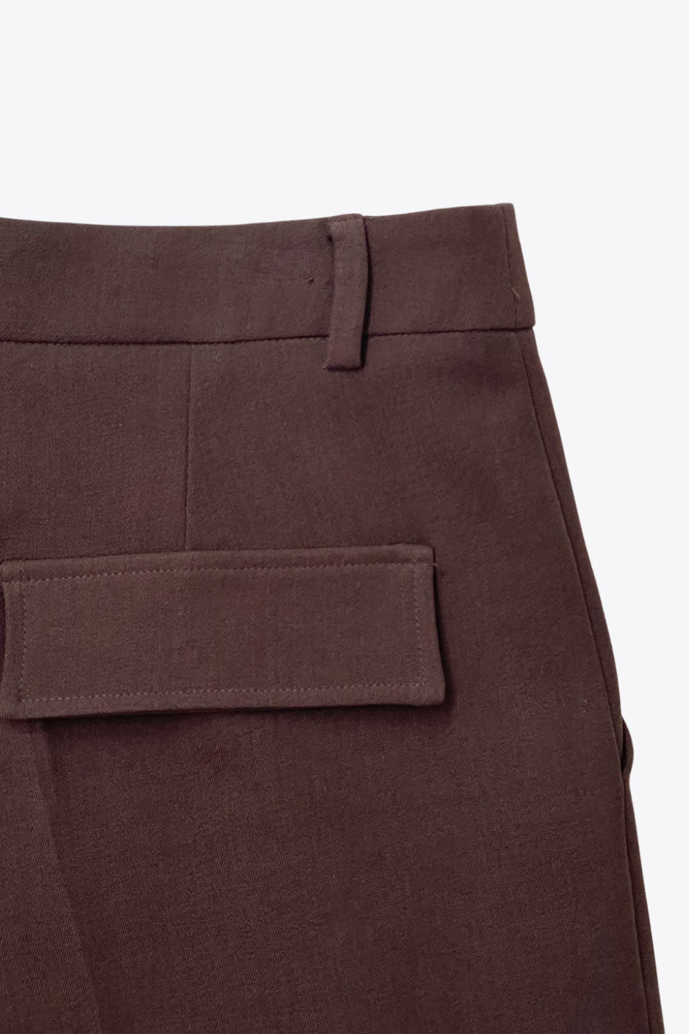 Pantalón de fit recto, cintura alta con pretina y trabillas, bolsillos delanteros y posteriores con cartera, raya frontal, cierre con broche y cremallera oculta.