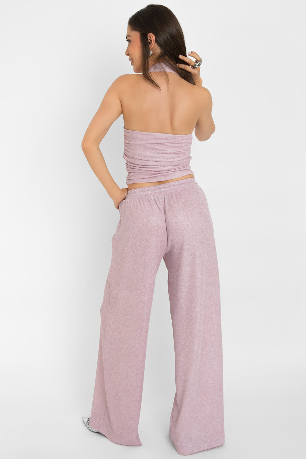 Pantalón de fit wide leg, cintura media con pretina elástica, jareta frontal ajustable, bolsillos delanteros y detalle de hilo metálico en tejido.