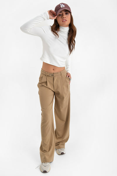 Pantalón de fit wide leg, cintura alta con pretina elástica posterior, trabillas, cinturón con hebilla en contraste, pinzas frontales, bolsillos delanteros, cierre frontal con broche y cremallera oculta.