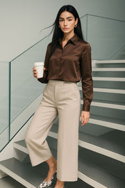 Pantalón de fit wide leg, cintura alta con pretina, bolsillos delanteros y vivos decorativos posteriores, detalle de raya frontal y posterior. Cierre frontal con broche y cremallera oculta.