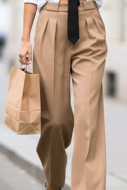 Pantalón de fit wide leg, tiro bajo, pretina con trabillas, pinzas frontales, bolsillos delanteros, detalle de raya frontal y posterior. Cierre frontal con botón y cremallera oculta.