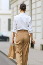 Pantalón de fit wide leg, tiro bajo, pretina con trabillas, pinzas frontales, bolsillos delanteros, detalle de raya frontal y posterior. Cierre frontal con botón y cremallera oculta.