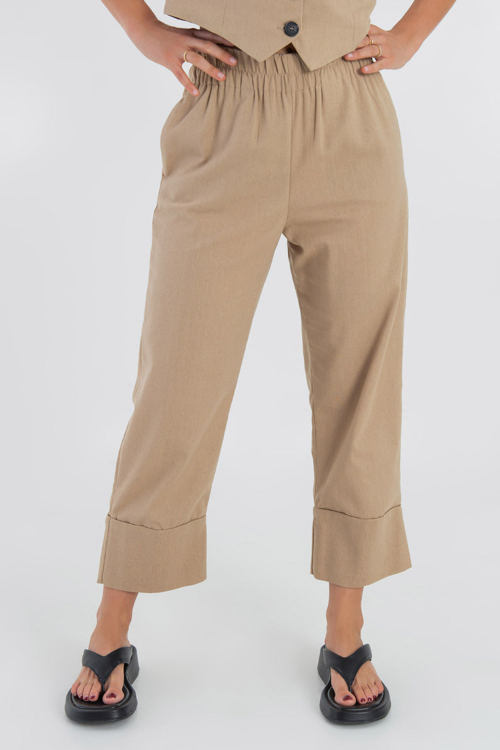 Pantalón de lino, fit culotte, cintura alta con pretina elástica y detalle de doblez en bajo.