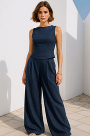 Pantalón de lino, fit palazzo, cintura baja con pretina elástica, bolsillos delanteros y pinzas frontales.
