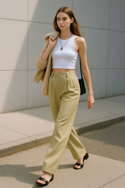 Pantalón de lino, fit wide leg, pinzas frontales, bolsillos delanteros, cintura alta con pretina elástica posterior y trabillas.