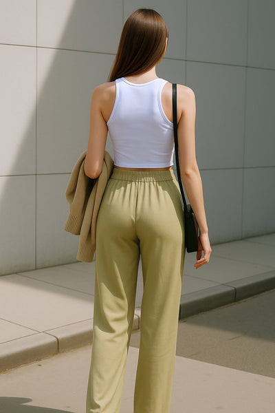 Pantalón de lino, fit wide leg, pinzas frontales, bolsillos delanteros, cintura alta con pretina elástica posterior y trabillas.