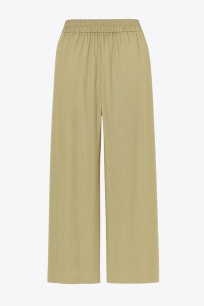 Pantalón de lino, fit wide leg, pinzas frontales, bolsillos delanteros, cintura alta con pretina elástica posterior y trabillas.