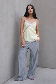 Pantalón de fit wide leg, estampado rayas, bolsillos delanteros, cintura media con pretina elástica y jareta frontal ajustable.