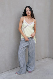 Pantalón de fit wide leg, estampado rayas, bolsillos delanteros, cintura media con pretina elástica y jareta frontal ajustable.