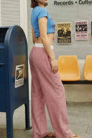 Pantalón de estampado rayas, fit recto, bolsillos delanteros y cintura alta elástica con pretina boxer en contraste.