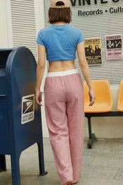 Pantalón de estampado rayas, fit recto, bolsillos delanteros y cintura alta elástica con pretina boxer en contraste.