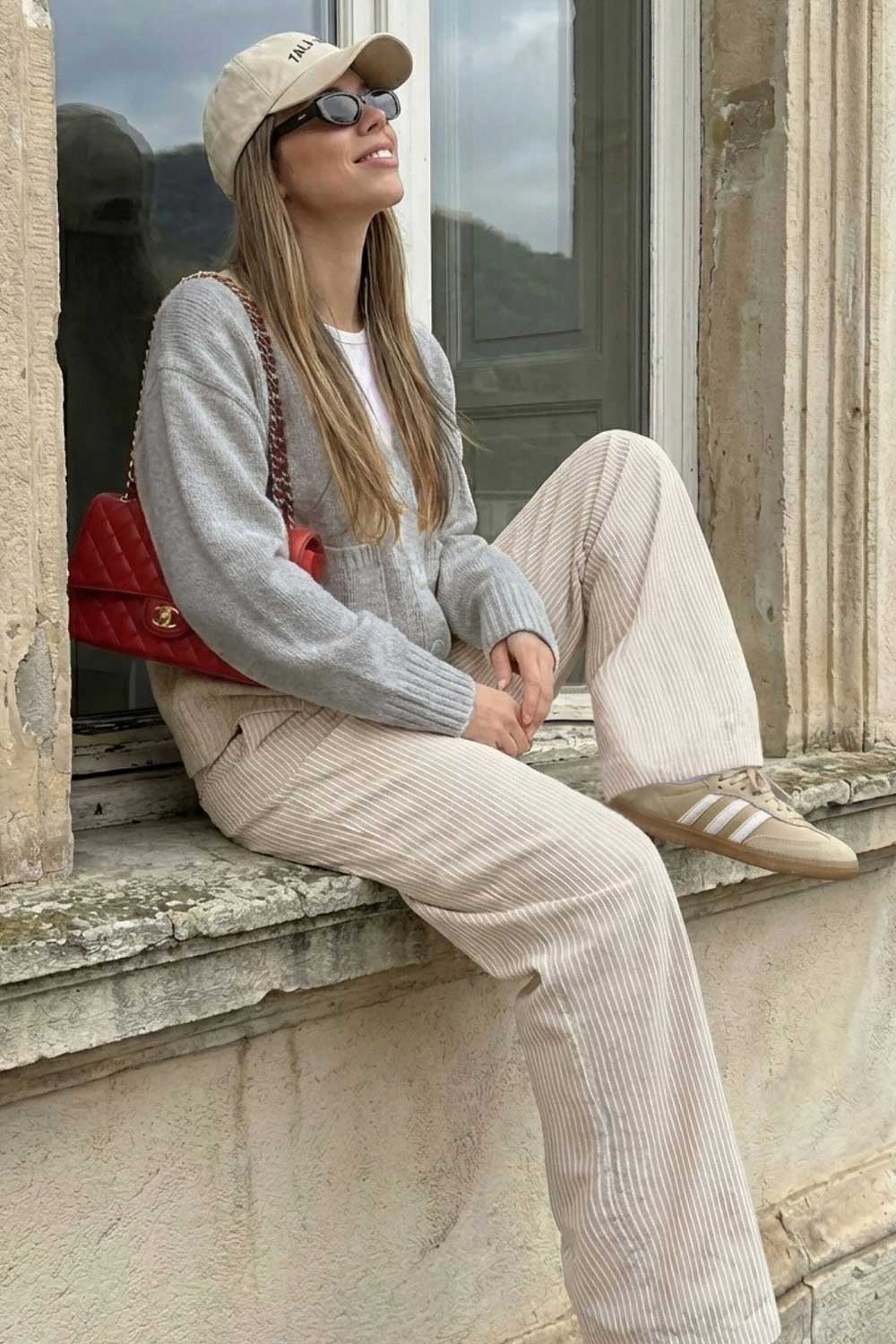 Pantalón de estampado rayas, fit recto, bolsillos delanteros y cintura alta elástica con pretina boxer en contraste.