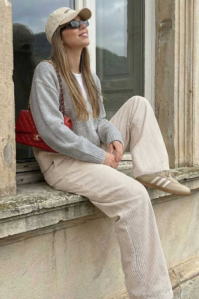 Pantalón de estampado rayas, fit recto, bolsillos delanteros y cintura alta elástica con pretina boxer en contraste.