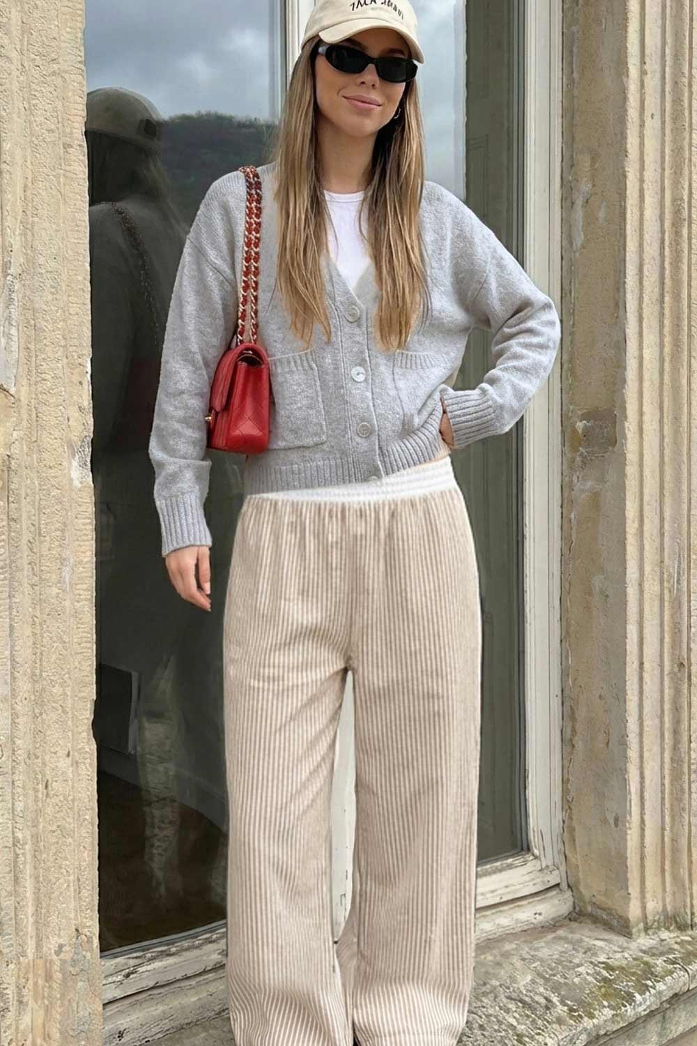 Pantalón de estampado rayas, fit recto, bolsillos delanteros y cintura alta elástica con pretina boxer en contraste.