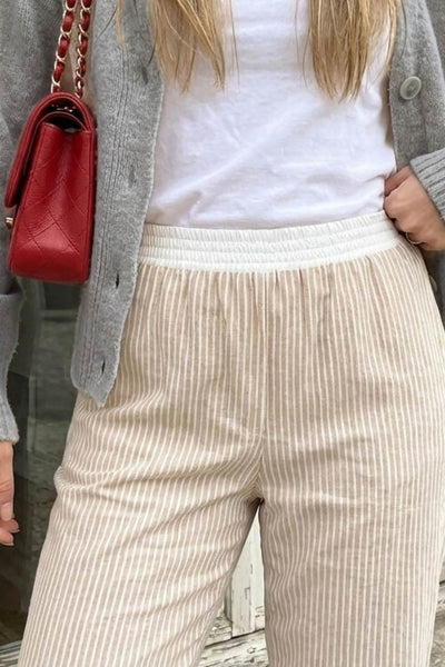 Pantalón de estampado rayas, fit recto, bolsillos delanteros y cintura alta elástica con pretina boxer en contraste.