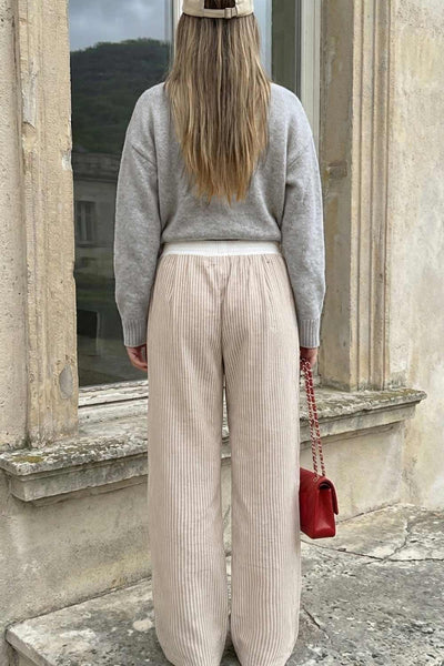 Pantalón de estampado rayas, fit recto, bolsillos delanteros y cintura alta elástica con pretina boxer en contraste.