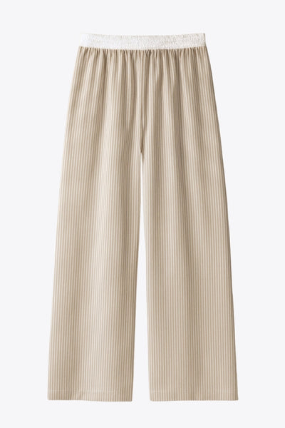 Pantalón de estampado rayas, fit recto, bolsillos delanteros y cintura alta elástica con pretina boxer en contraste.