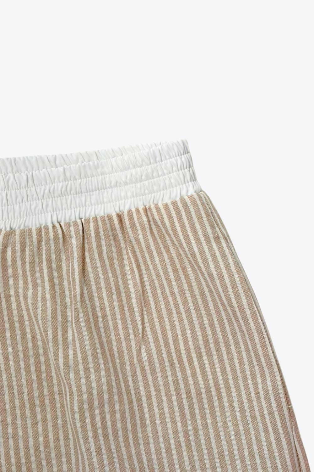 Pantalón de estampado rayas, fit recto, bolsillos delanteros y cintura alta elástica con pretina boxer en contraste.