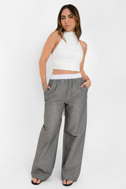 Pantalón de estampado rayas, fit recto, bolsillos delanteros y cintura alta elástica con pretina boxer en contraste.