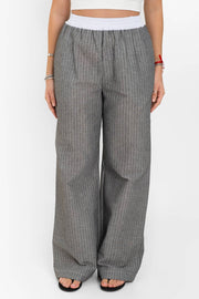 Pantalón de estampado rayas, fit recto, bolsillos delanteros y cintura alta elástica con pretina boxer en contraste.