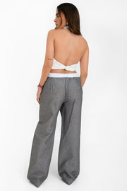 Pantalón de estampado rayas, fit recto, bolsillos delanteros y cintura alta elástica con pretina boxer en contraste.