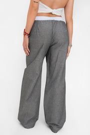 Pantalón de estampado rayas, fit recto, bolsillos delanteros y cintura alta elástica con pretina boxer en contraste.