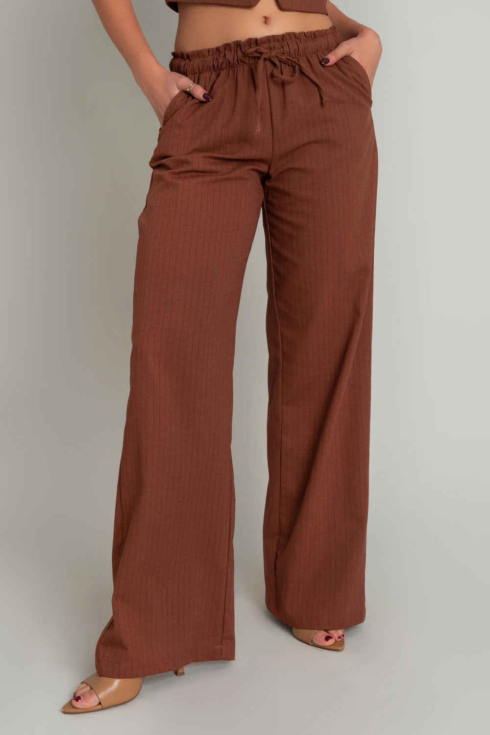 Pantalón de estampado rayas, fit wide leg, bolsillos delanteros y trasero de parche, cintura alta con pretina elástica y jareta frontal ajustable.