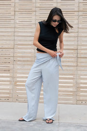 Pantalón fluido de estampado rayas, fit recto, cintura baja con pretina elástica y detalle decorativo frontal con nudo lateral.