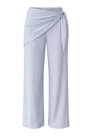 Pantalón fluido de estampado rayas, fit recto, cintura baja con pretina elástica y detalle decorativo frontal con nudo lateral.
